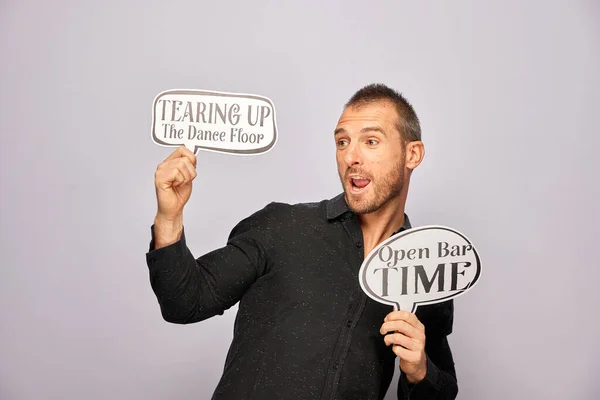 Erkek, fotoğraf kulübesinde poz veriyor.