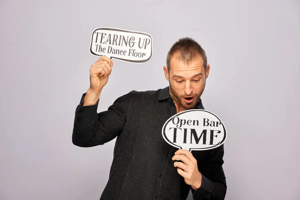 Erkek, fotoğraf kulübesinde poz veriyor.