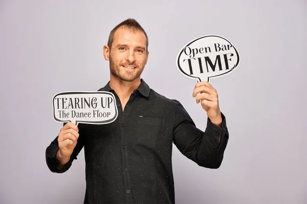 Erkek, fotoğraf kulübesinde poz veriyor.