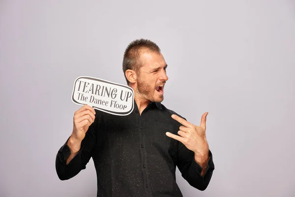 Erkek, fotoğraf kulübesinde poz veriyor.