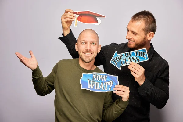 Erkek, fotoğraf kulübesinde poz veriyor.