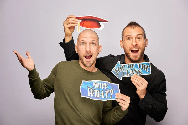 Erkek, fotoğraf kulübesinde poz veriyor.