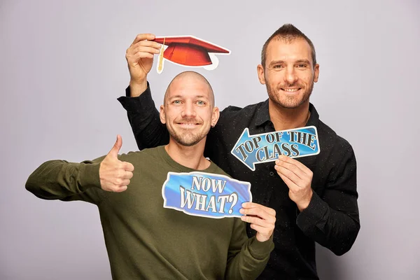 Erkek, fotoğraf kulübesinde poz veriyor.