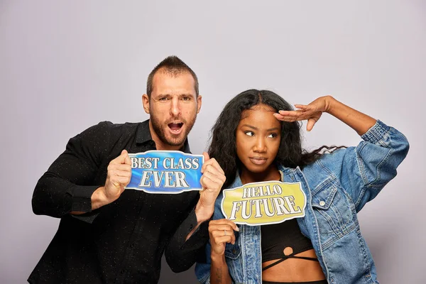 Kadın erkek fotoğraf kabini aksesuarlarıyla poz veriyor