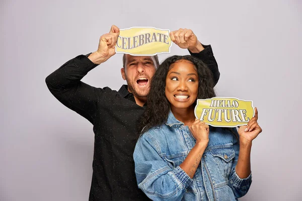 Kadın erkek fotoğraf kabini aksesuarlarıyla poz veriyor