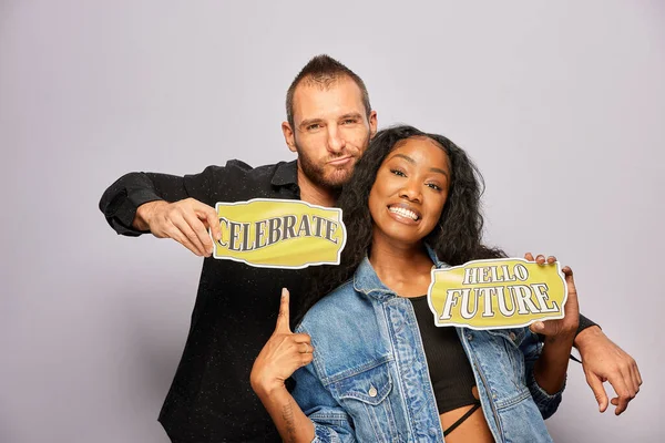 Kadın erkek fotoğraf kabini aksesuarlarıyla poz veriyor