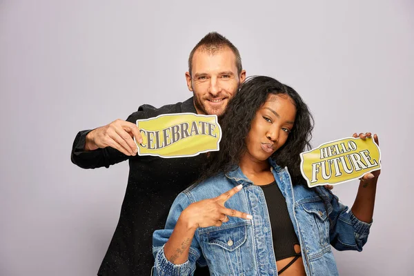 Kadın erkek fotoğraf kabini aksesuarlarıyla poz veriyor