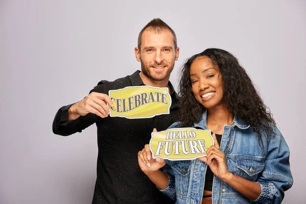 Kadın erkek fotoğraf kabini aksesuarlarıyla poz veriyor