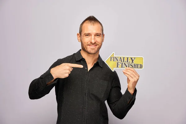 Erkek, fotoğraf kulübesinde poz veriyor.