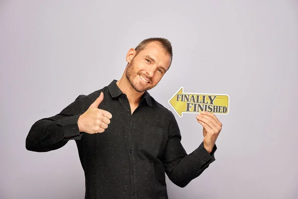 Erkek, fotoğraf kulübesinde poz veriyor.