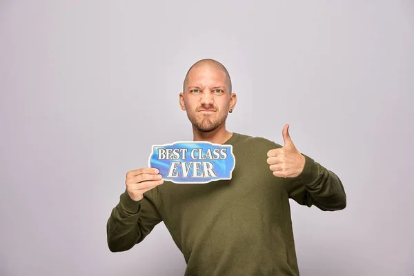 Erkek, fotoğraf kulübesinde poz veriyor.