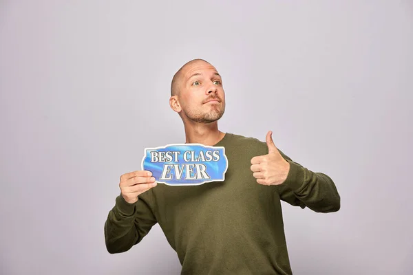 Erkek, fotoğraf kulübesinde poz veriyor.