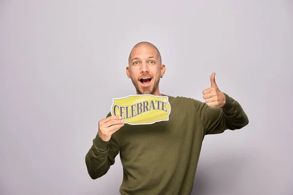 Erkek, fotoğraf kulübesinde poz veriyor.