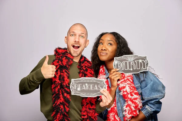 Kadın erkek fotoğraf kabini aksesuarlarıyla poz veriyor