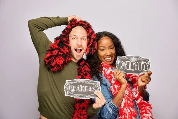 Kadın erkek fotoğraf kabini aksesuarlarıyla poz veriyor