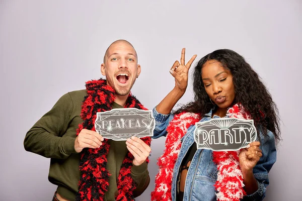 Kadın erkek fotoğraf kabini aksesuarlarıyla poz veriyor