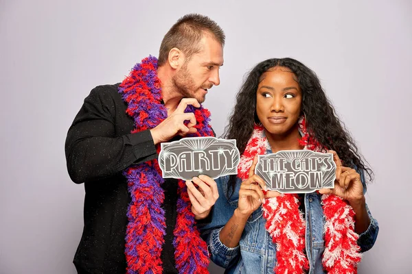 Kadın erkek fotoğraf kabini aksesuarlarıyla poz veriyor