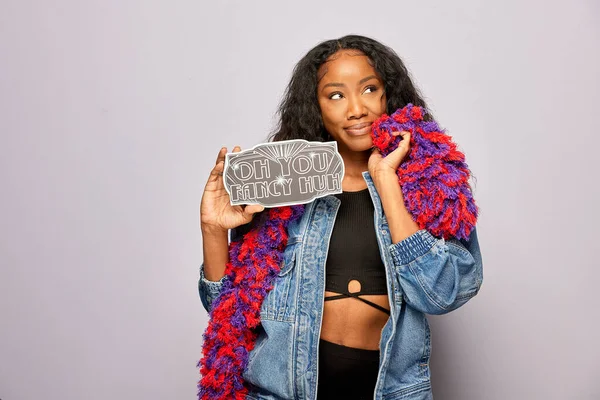 Kadın fotoğraf kulübesinde poz veriyor.