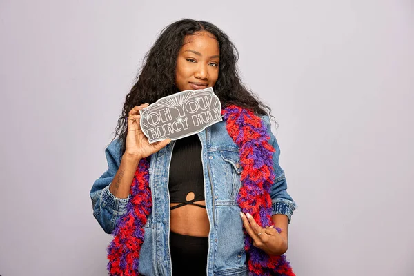 Kadın fotoğraf kulübesinde poz veriyor.