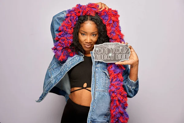 Kadın fotoğraf kulübesinde poz veriyor.