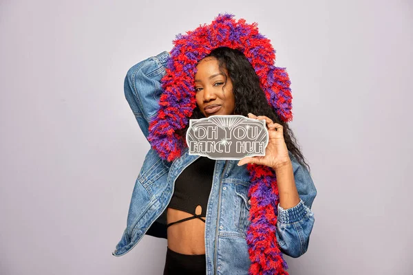 Kadın fotoğraf kulübesinde poz veriyor.