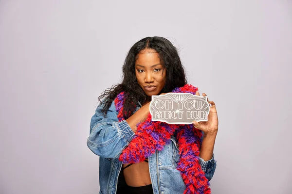 Kadın fotoğraf kulübesinde poz veriyor.