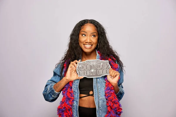 Kadın fotoğraf kulübesinde poz veriyor.