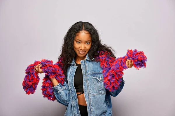 Kadın fotoğraf kulübesinde poz veriyor.