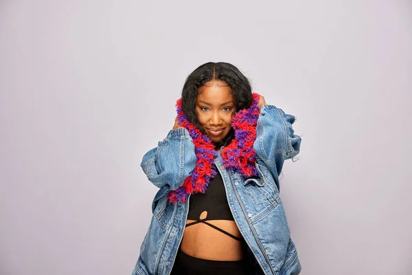 Erkek, fotoğraf kulübesinde poz veriyor.