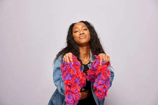 Erkek, fotoğraf kulübesinde poz veriyor.