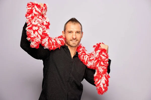 Erkek, fotoğraf kulübesinde poz veriyor.