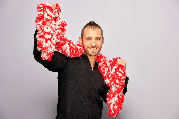 Erkek, fotoğraf kulübesinde poz veriyor.