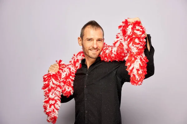 Erkek, fotoğraf kulübesinde poz veriyor.