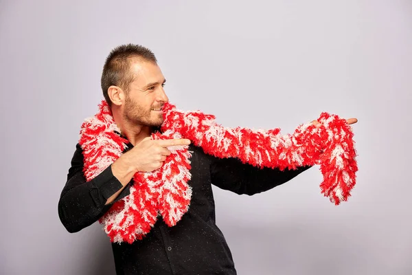 Erkek, fotoğraf kulübesinde poz veriyor.