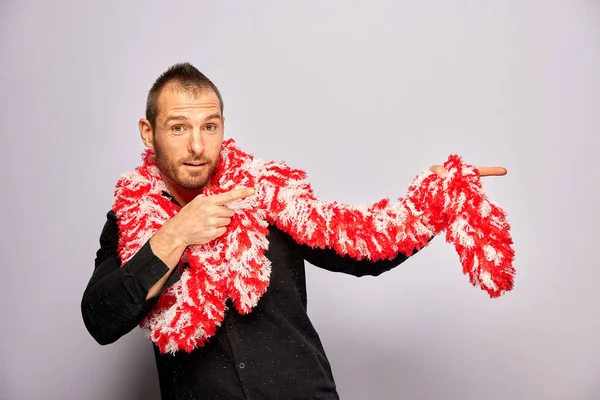 Erkek, fotoğraf kulübesinde poz veriyor.