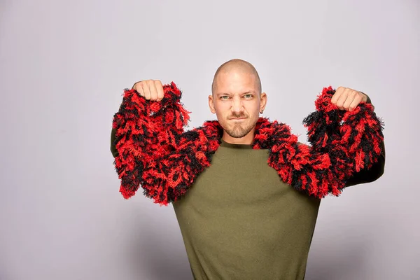 Erkek, fotoğraf kulübesinde poz veriyor.