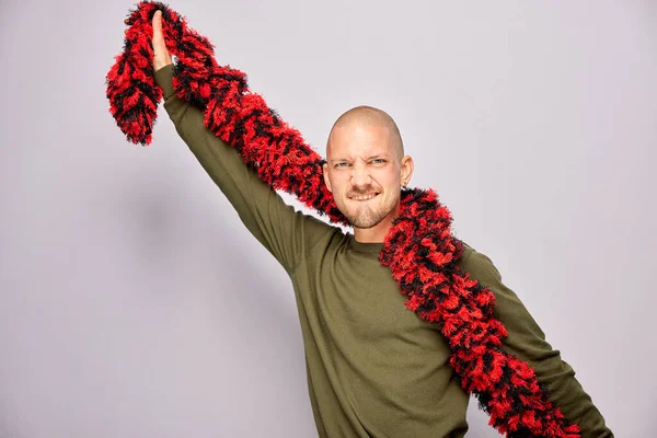 Erkek, fotoğraf kulübesinde poz veriyor.