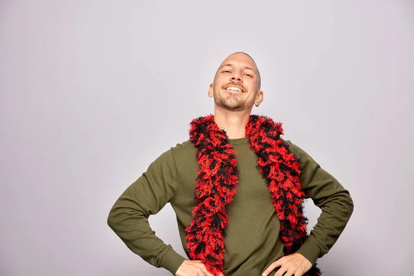 Erkek, fotoğraf kulübesinde poz veriyor.