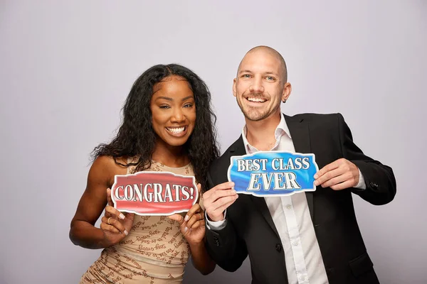 Kadın erkek fotoğraf kabini aksesuarlarıyla poz veriyor