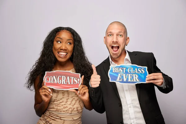 Kadın erkek fotoğraf kabini aksesuarlarıyla poz veriyor