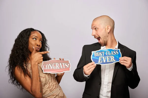 Kadın erkek fotoğraf kabini aksesuarlarıyla poz veriyor