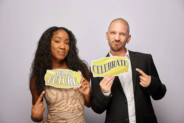 Kadın erkek fotoğraf kabini aksesuarlarıyla poz veriyor