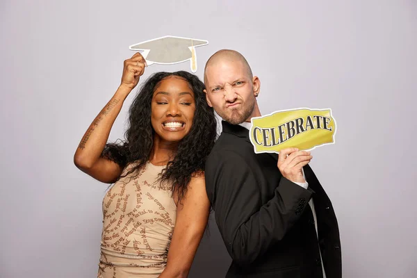 Kadın erkek fotoğraf kabini aksesuarlarıyla poz veriyor