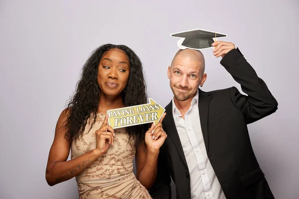 Kadın erkek fotoğraf kabini aksesuarlarıyla poz veriyor