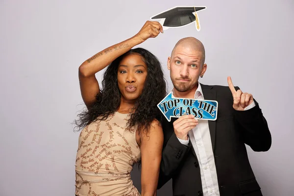 Kadın erkek fotoğraf kabini aksesuarlarıyla poz veriyor