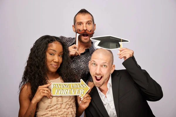 Kadın erkek fotoğraf kabini aksesuarlarıyla poz veriyor