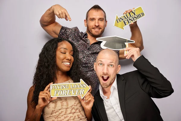 Kadın erkek fotoğraf kabini aksesuarlarıyla poz veriyor