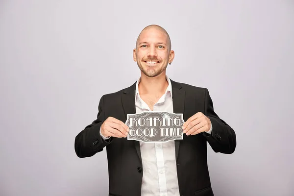 Kadın fotoğraf kulübesinde poz veriyor.