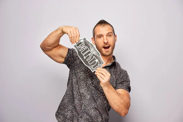 Erkek, fotoğraf kulübesinde poz veriyor.