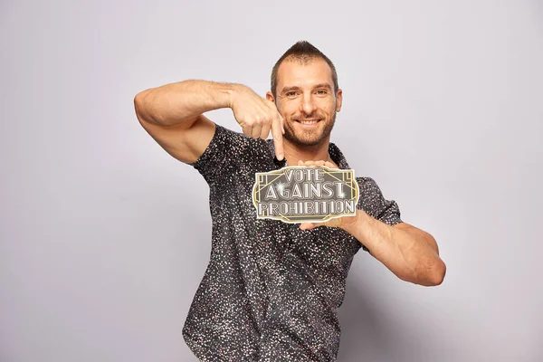 Erkek, fotoğraf kulübesinde poz veriyor.